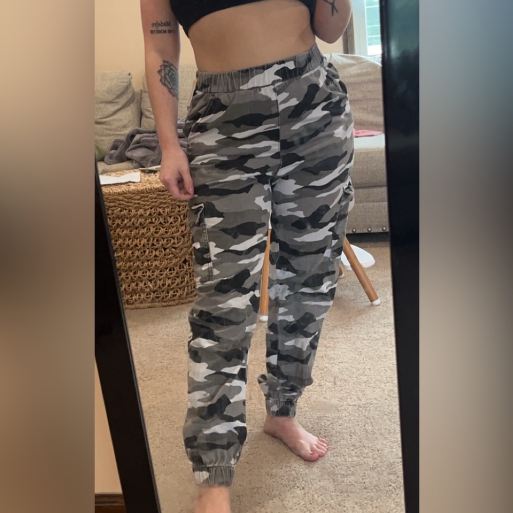 H&M Divided Size 4 Gray Camouflage Pants